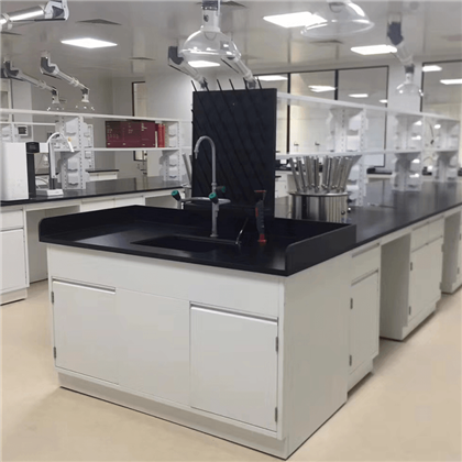 Sva čelična laboratorijska radna kamena podne na hemijsku laboratoriju